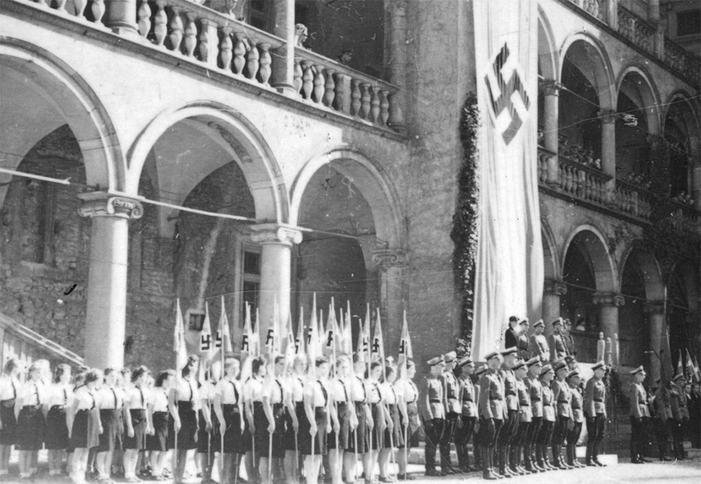 Poczty sztandarowe Związku Dziewcząt Niemieckich (BDM) i Hitlerjugend na dziedzińcu Zamku Królewskiego na Wawelu, 1943, fot , www.audiovis.nac.gov.pl (NAC)